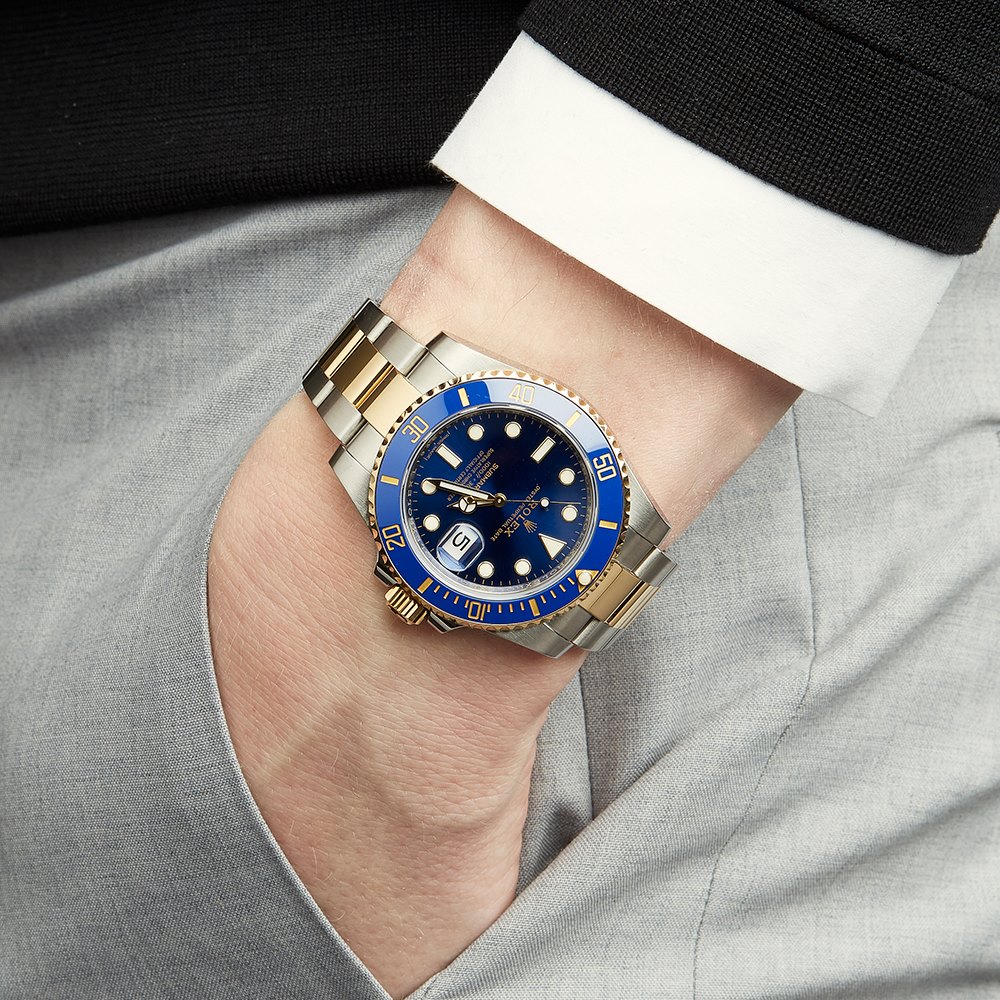 La réplique de montre Rolex Submariner de 41 mm a un cadran bleu.