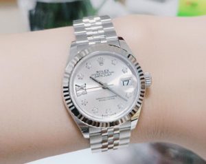 Fausses montres Suisses sont ingénieuses avec des diamants étoiles.